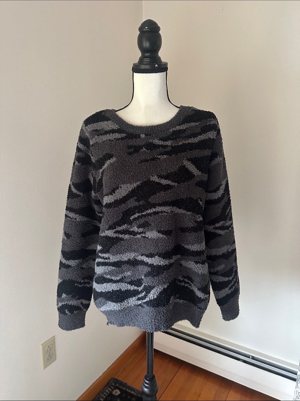 NWT Barefoot Dreams Cozychic Seaside Crew Neck Camo Pullover Medium